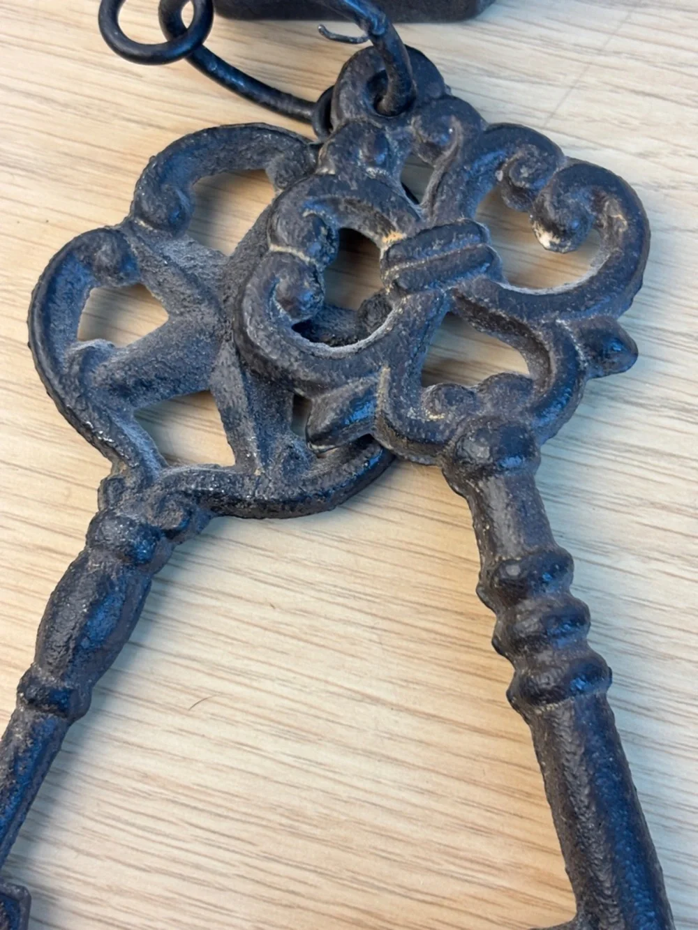 Decorative Vintage-Style Black‎ Iron Skeleton Keys and Padlock Wall Accent Heavy